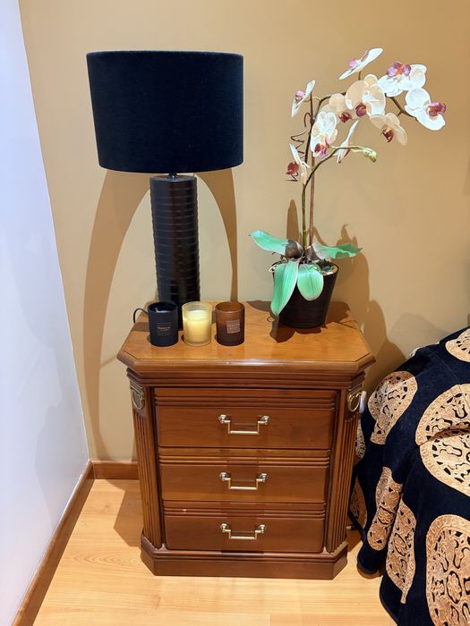 Mesas de cabeceira e camiseiro com 6 gavetas