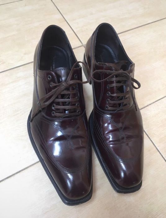 Sapato formal castanho com bordado, de cor castanha com brilho