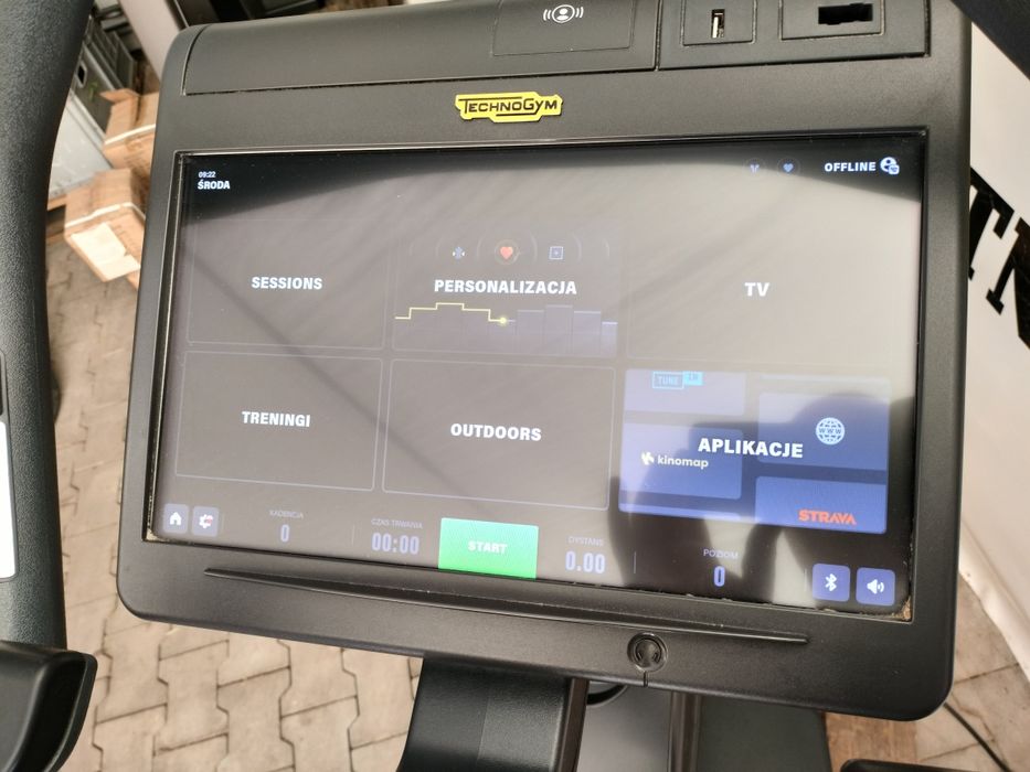 Rower treningowy pionowy technogym Bike 1000 Live polski język