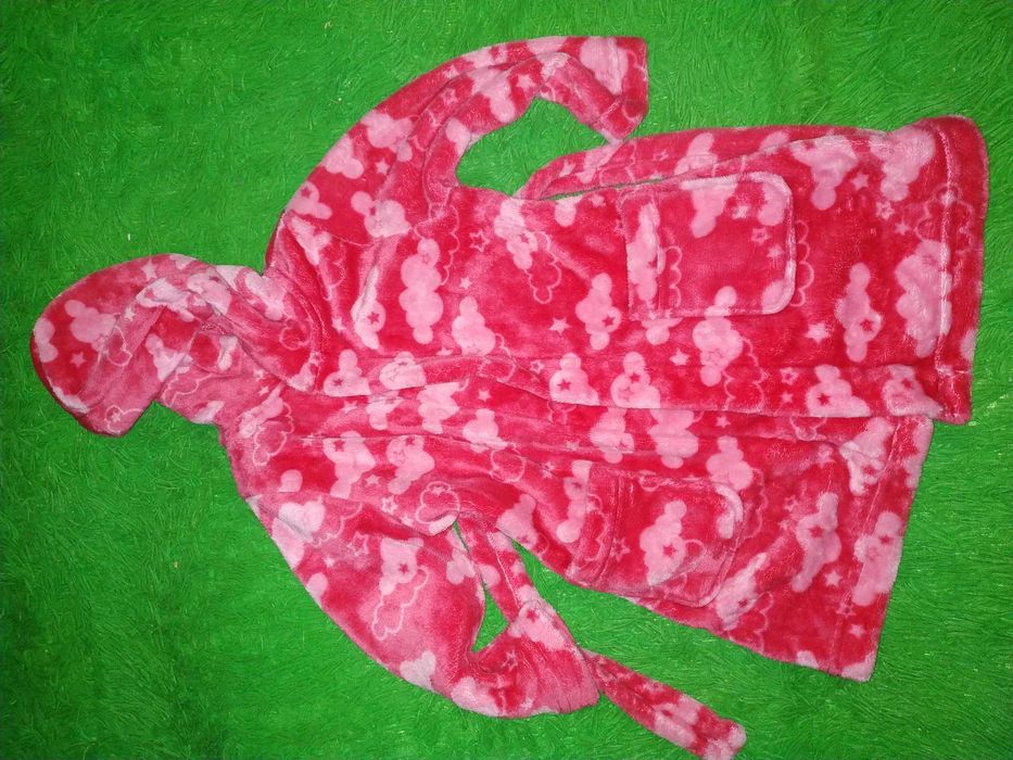 Продам новые махровые халаты на девочку 2-3 года