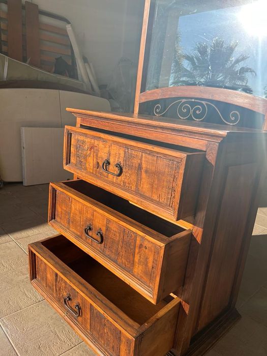 Conjunto cómoda + 2 mesas de cabeçeira + cabeçeira de cama