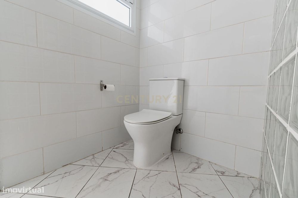 Moradia T3 com Terraço e Vista Mar em Santa Cruz, Lagoa