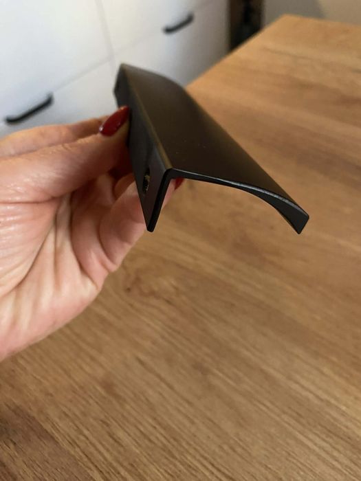 Uchwyty krawędziowe do mebli