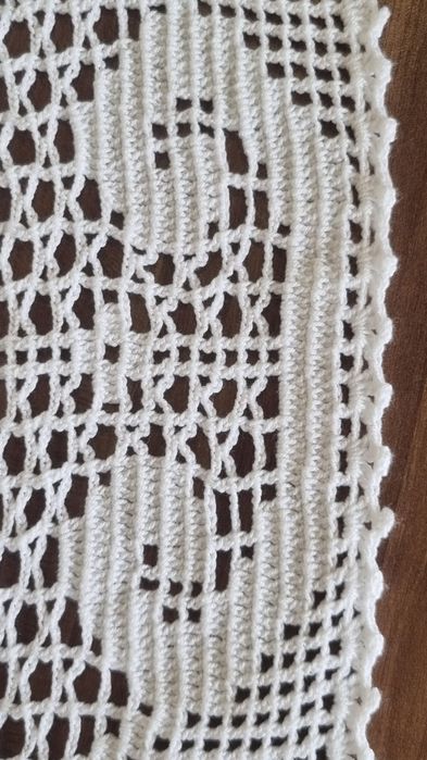 Toalha de mesa em crochê com aplicações em linho feita a mão