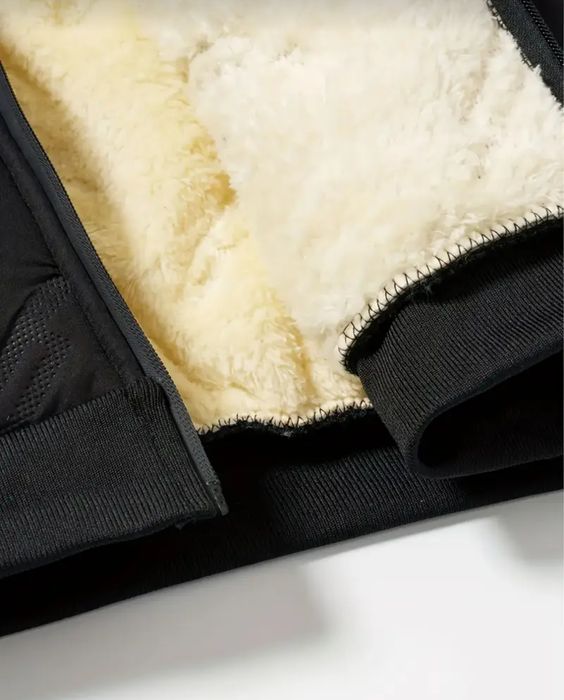 Чоловіча спортивна вологотримка куртка.