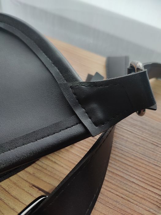 Сумка - бананка чорна