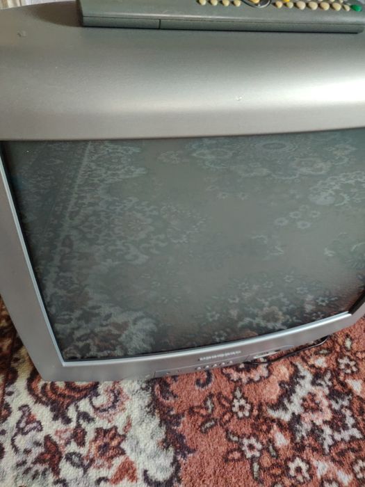Продам кольоровий телевізор з кронштейном.