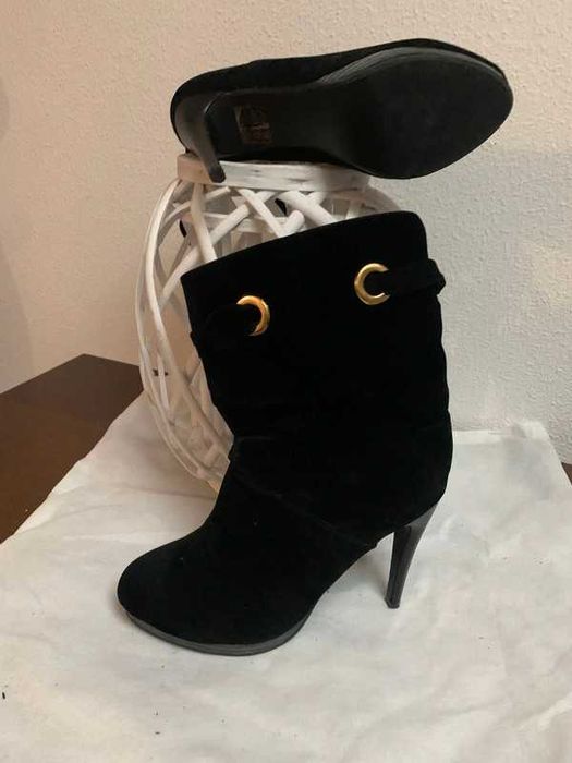 Botins pretos de Senhora
