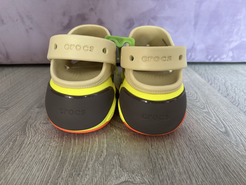 Продаю женские кроксы (W8)