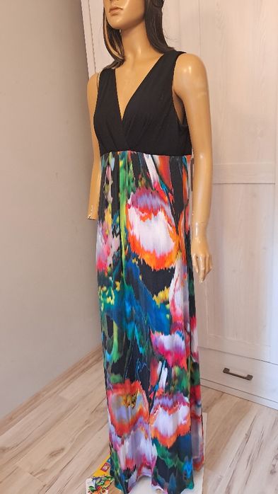 Sukienka czarna góra dół kolorowe kwiaty