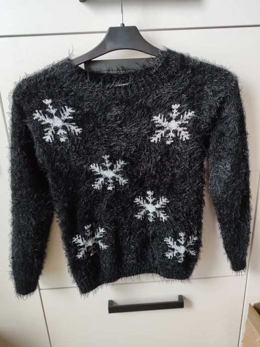 Śliczny ciepły sweterek sweter dla dziewczynki 140