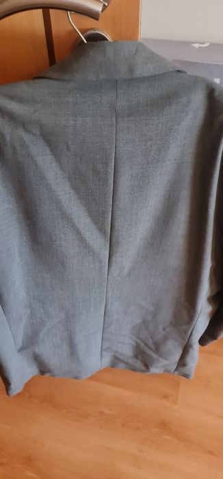 Vendo fato completo de cor cinzenta