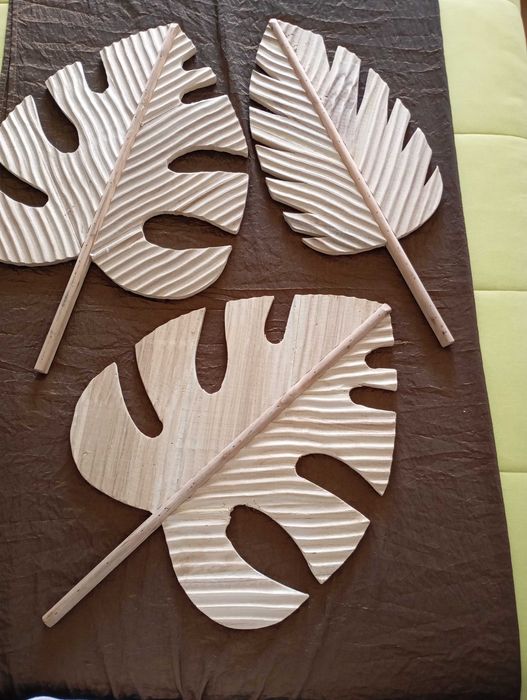 3 Peças decorativas em madeira cru formato folhas