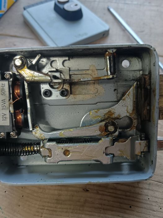 Fechadura  eléctrica viro esquerda com botão