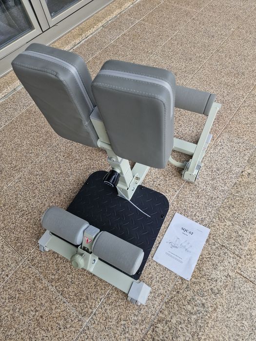 máquina de fitness é uma BailingDS Hip Thrust Trainer dobrável em cinza