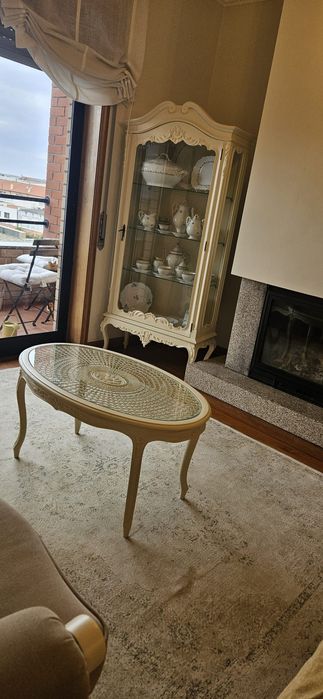 Mesa de centro creme com palhinha