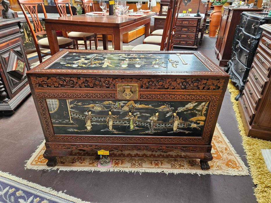 ARCA ORIENTAL EM CÂNFORA - Com ricos motivos decorativos e