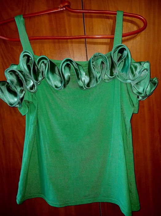 Кофтинка з воланами з опущеними рукавами