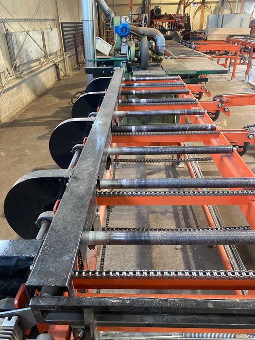 Obrzynarka dwupiłowa ze stołem podawczym ( karuzela )