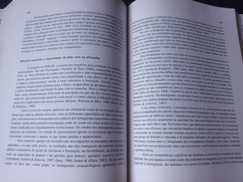 "Perturbações Psicológicas na Adolescência" por Irving B. Weiner