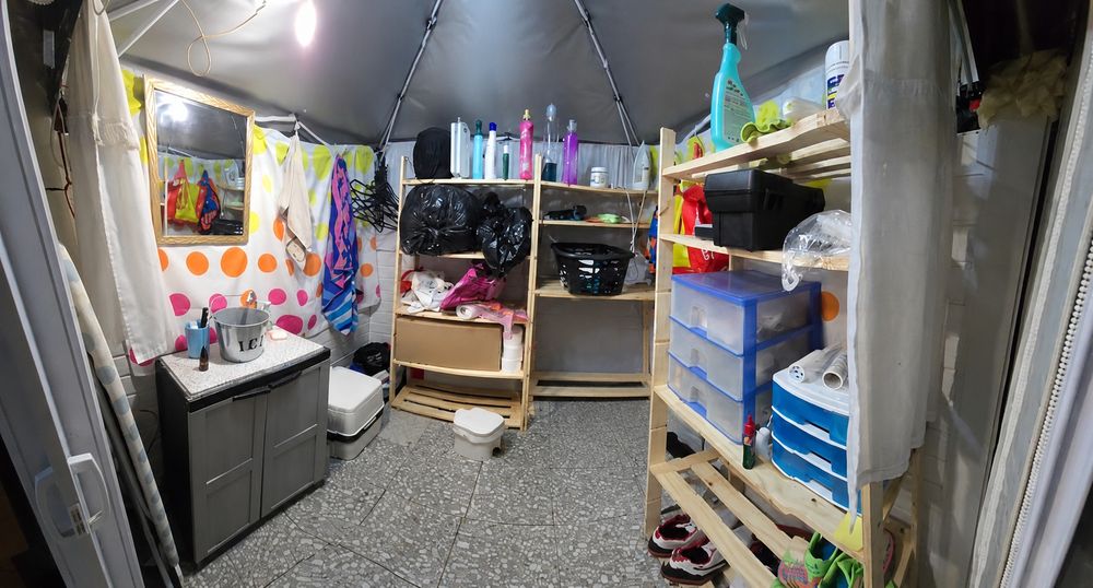 Alvéolo com caravana em parque de campismo