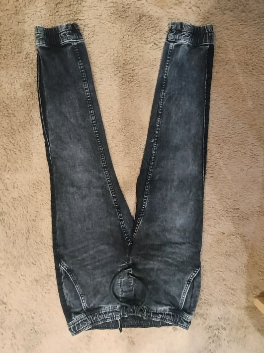 Nowe spodnie jeansowe Cropp rozm 152-158 .