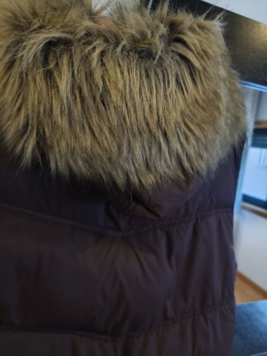 Colete com pêlo castanho