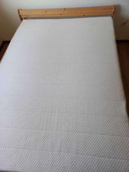 Cama de casal com estrados e colchão de latex natural