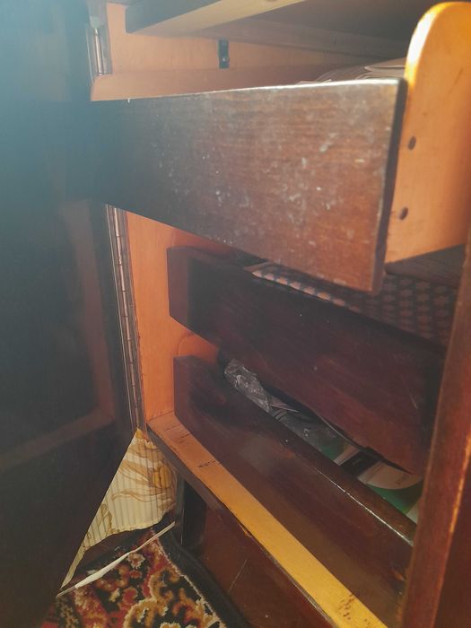 Продається міцний письмовий стіл