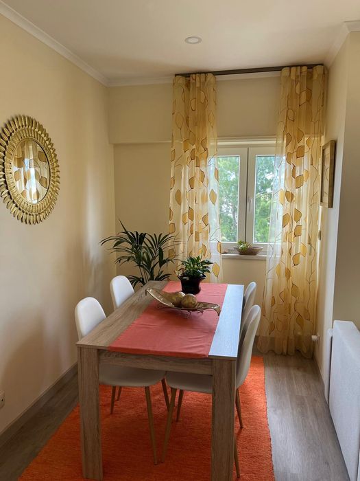 Mesa de jantar e 6 cadeiras