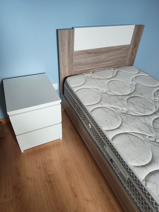 Vendo cama solteiro com estrado, colchao e mesa de cabeceira como novo