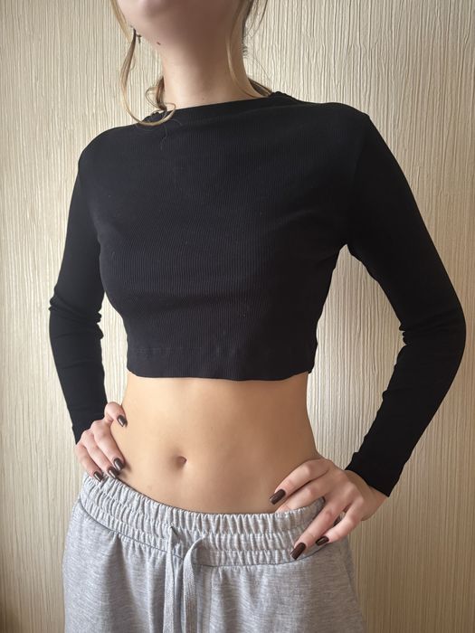 чёрный топ с длинным рукавом, рубчик