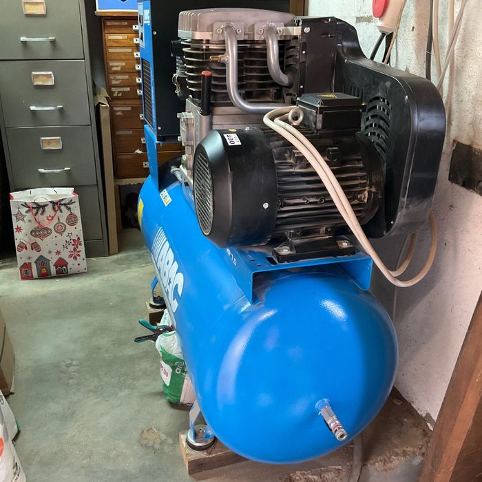 Conjunto compressor + cuba de decapar a areia