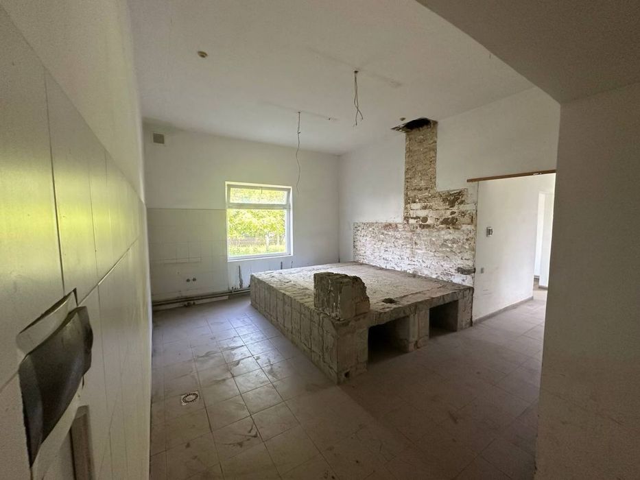 Комерційне приміщення і незавершений житловий будинок