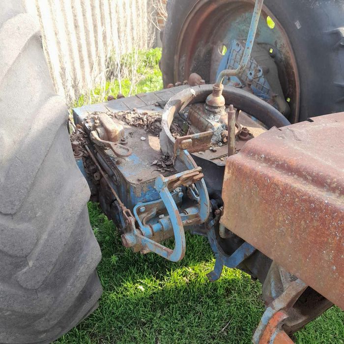 Продам запчастини на Т40