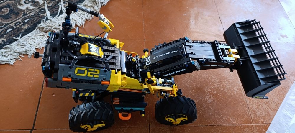 Продам конструктор лего autonomous ,,трактор volvo 02,,