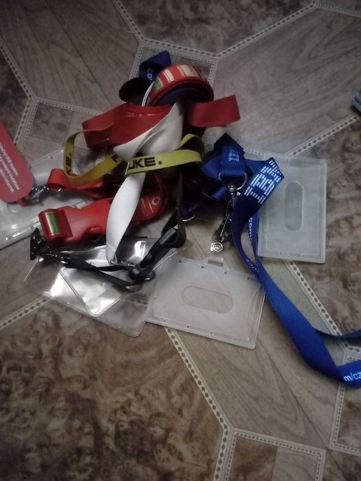 Продам бейджи на шнурке и шнурки с карабином