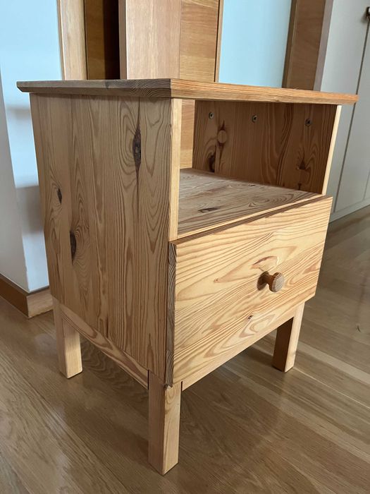 Mesa de cabeceira IKEA