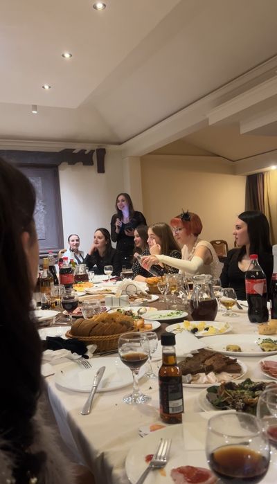 Ведуча ваших заходів (в наявності апаратура для проведення свята)