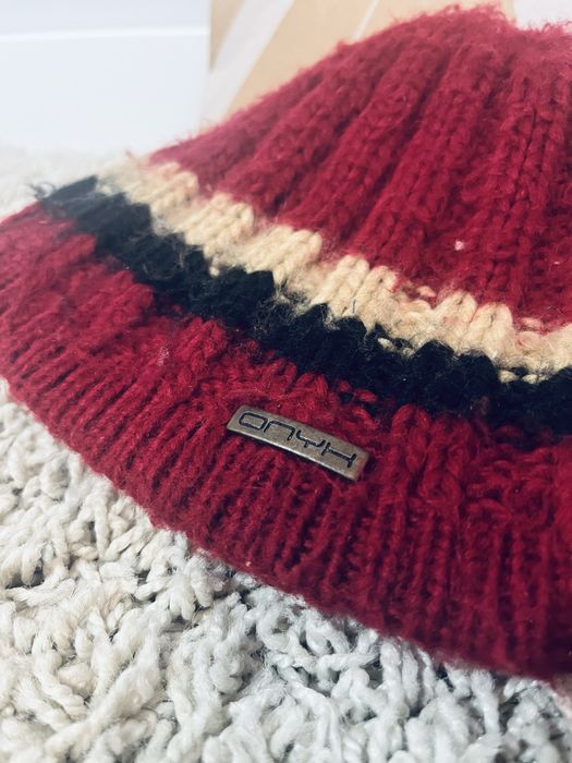 Bordowa czapka w prazki zimowa