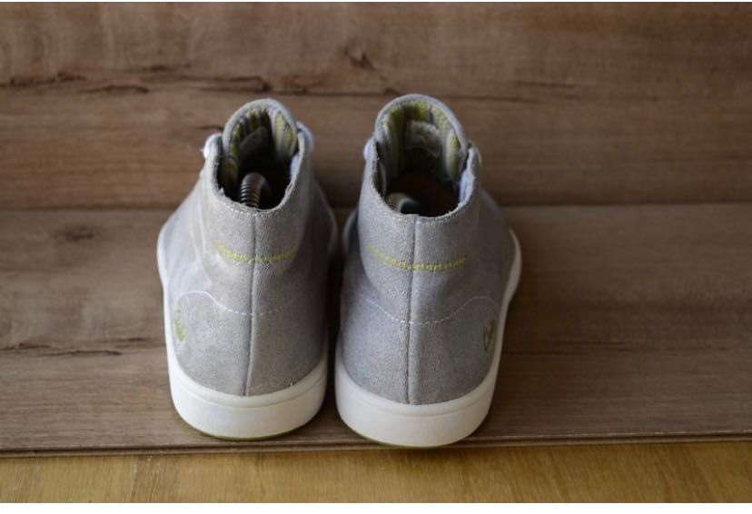 Сірі замшеві черевики