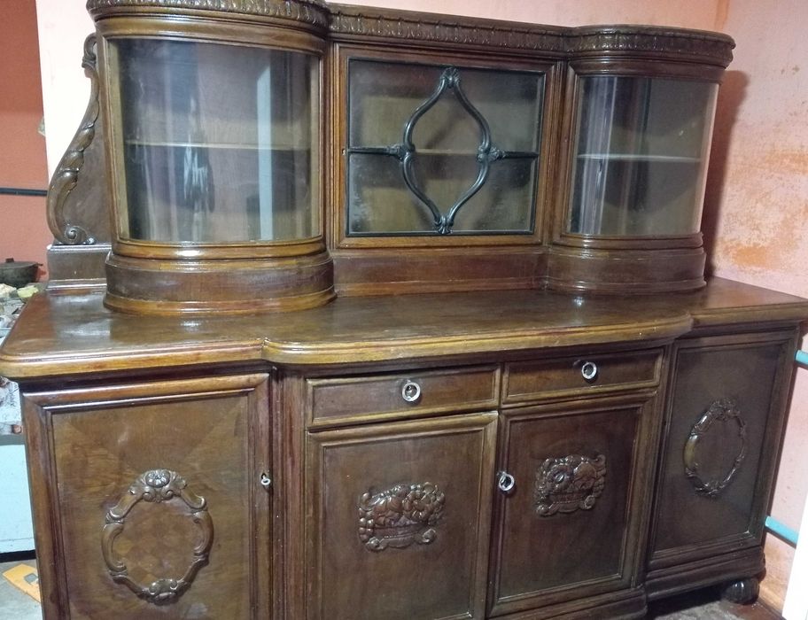Продам старовинний німецький буфет-сервант,минулий вік.