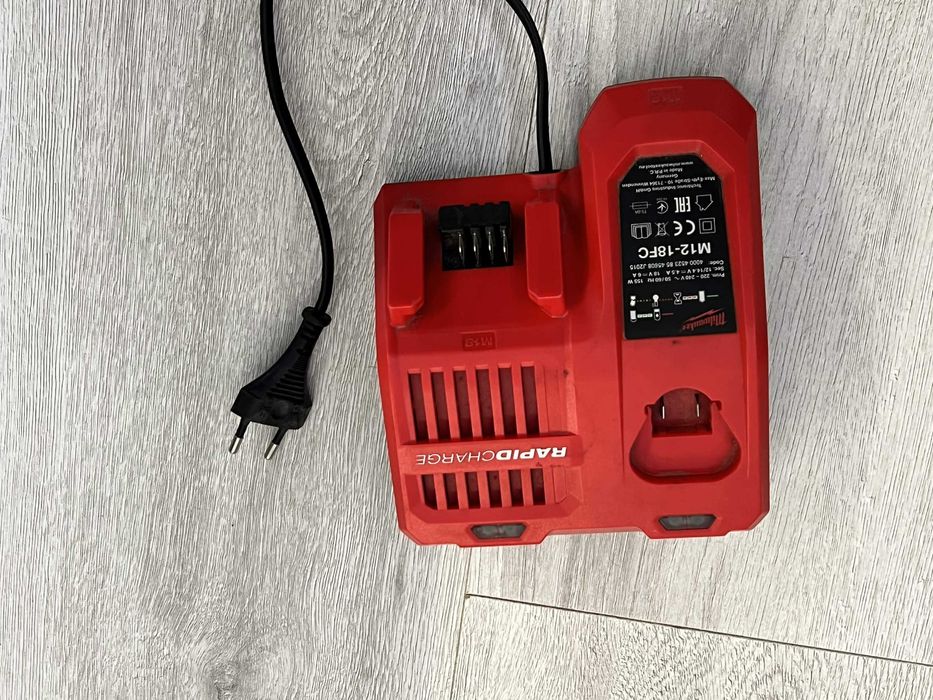 Okazja! Milwaukee M12-18FC ładowarka – brak reakcji, na części