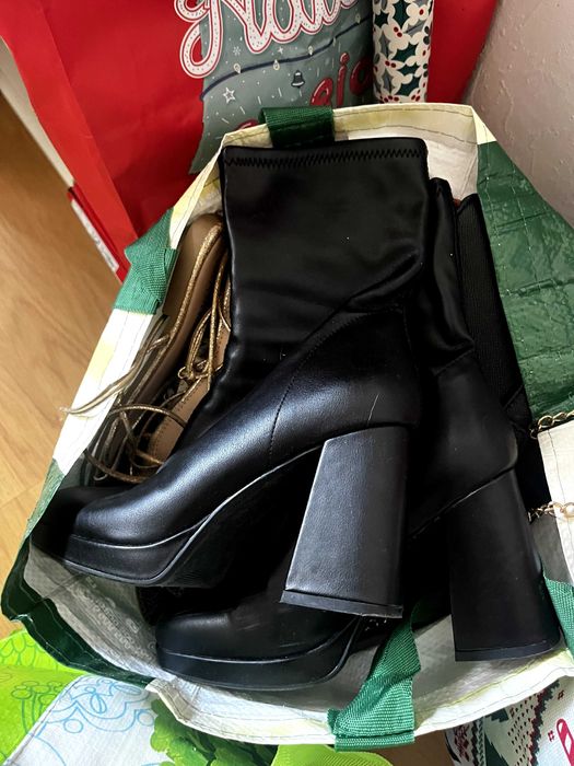 136 PEÇAS DE ROUPA QUASE NAO USADA e algumas com etiqueta