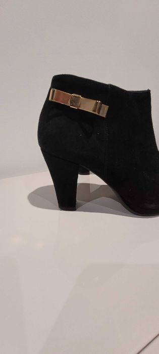 Botins de senhora elegantes e bonitos