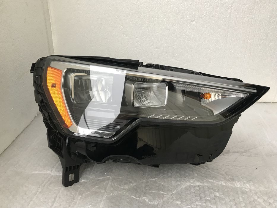 Фара права Audi Q3 83A