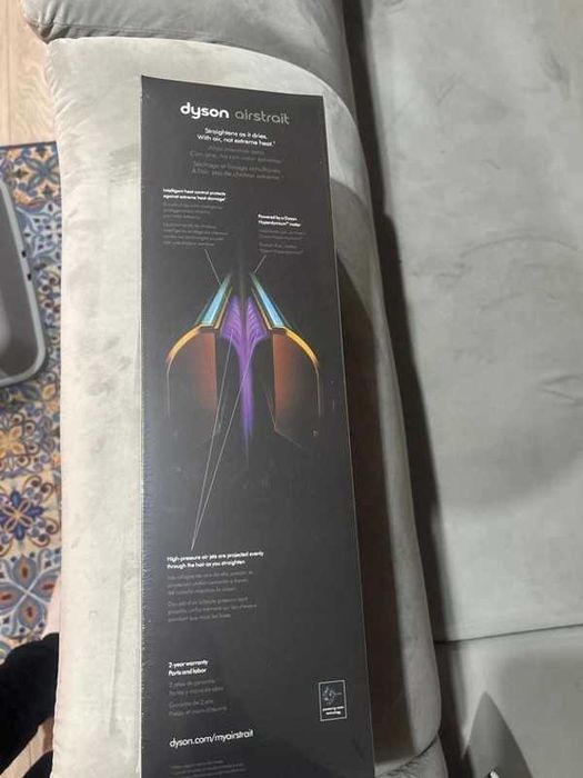 Nowa prostownica do włosów Dyson airstrait HT01