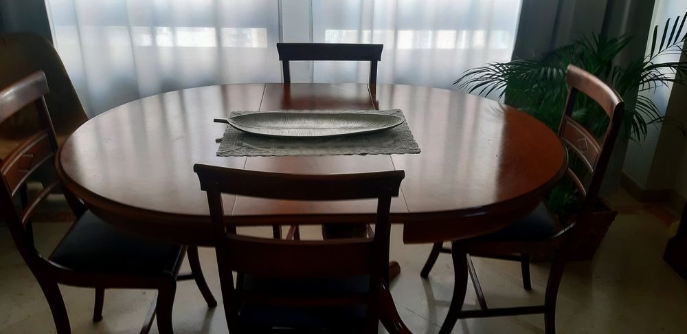 Mesa de jantar c/ 4 cadeiras em cerejeira