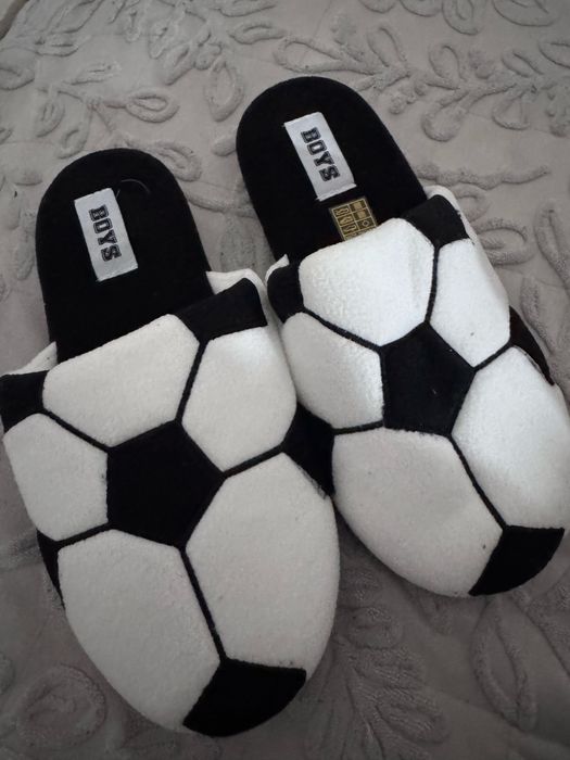 Продам тапочки для дома с футбольным принтом