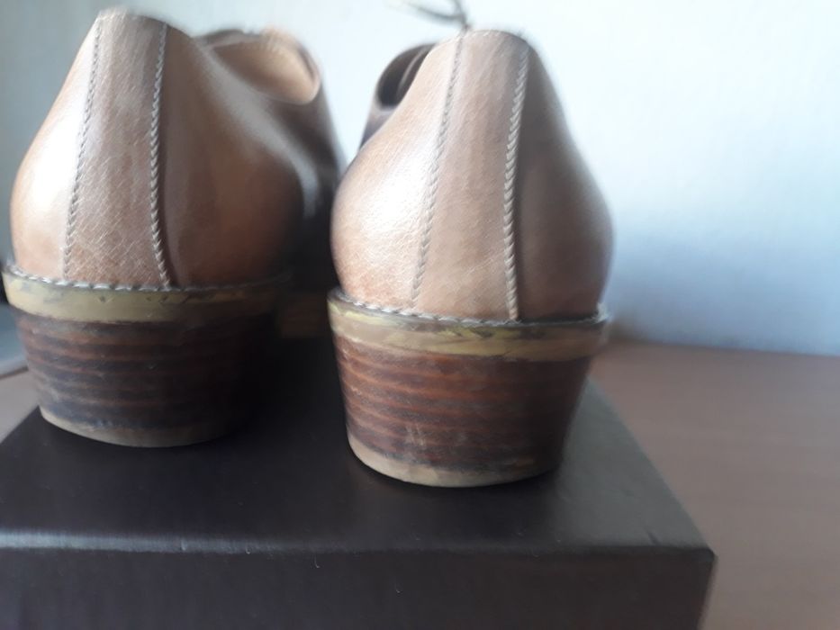 Класні чоловічі туфлі ESCADA